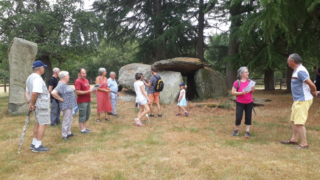 Découverte du dolmen et de la chapelle du domaine de la Coltrie – association Histoire et Patrimoine